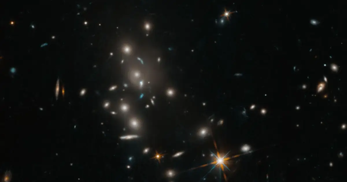 Hubble captures galaxy cluster MACS J1141.6-1905