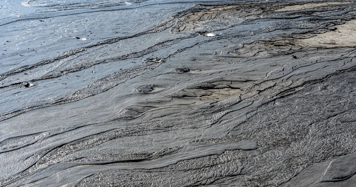 From bursts to creep: Rewriting the story of mud volcano flows