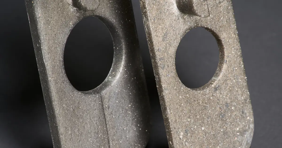 Metallic effect pigments significantly reduce flow-line visibility on glossy plastic surfaces