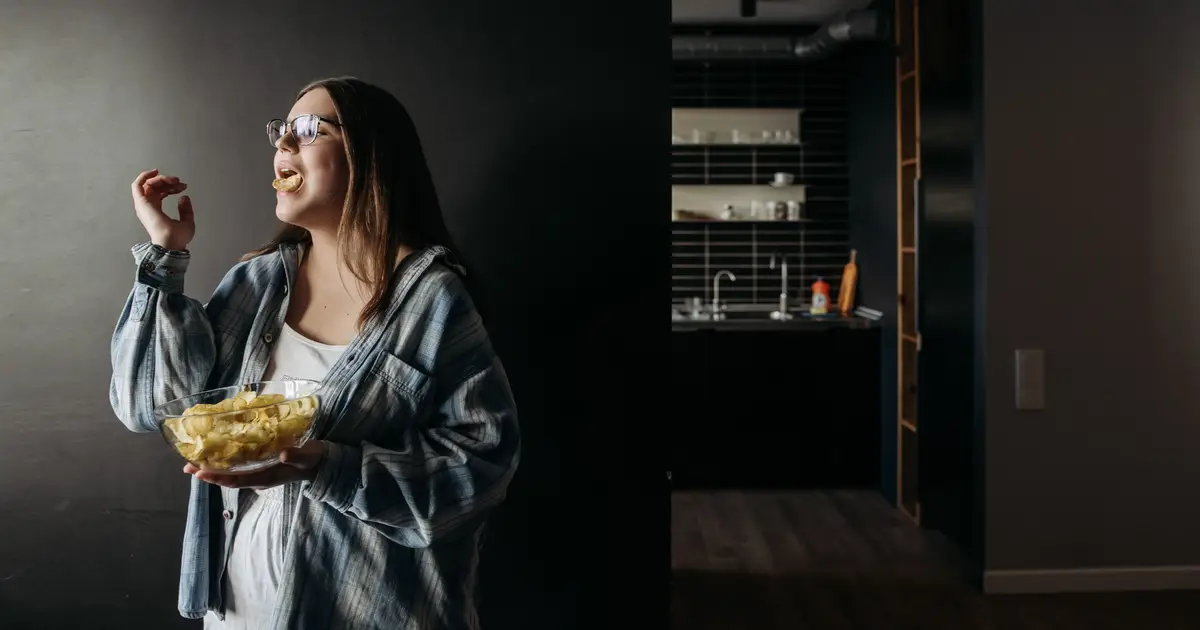 Night owls eat later, choose less nutritious food, carry more belly fat and show higher metabolic risk