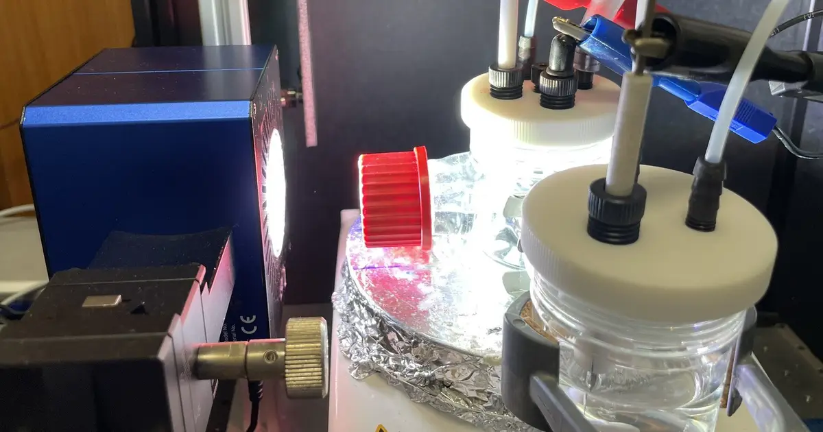 One photon, two reactions—new catalyst converts CO₂ and biowaste simultaneously