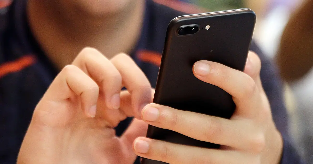 How to soothe thumb pain when texting and scrolling
