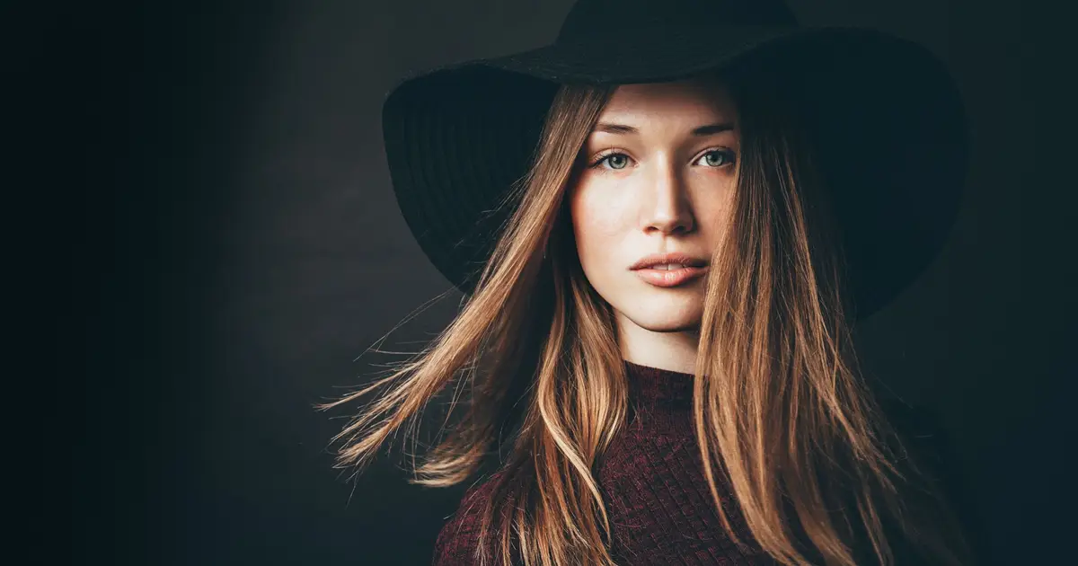Beauty by contrast: How hair color and background color influence skin appearance
