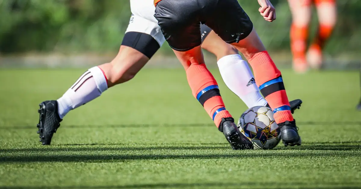 How skilled soccer players outsmart defenders through coordinated motion