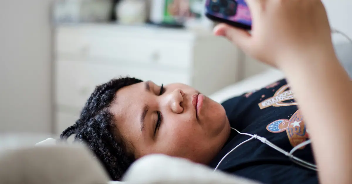 Digital media health risks warrant global action to protect young people, experts argue