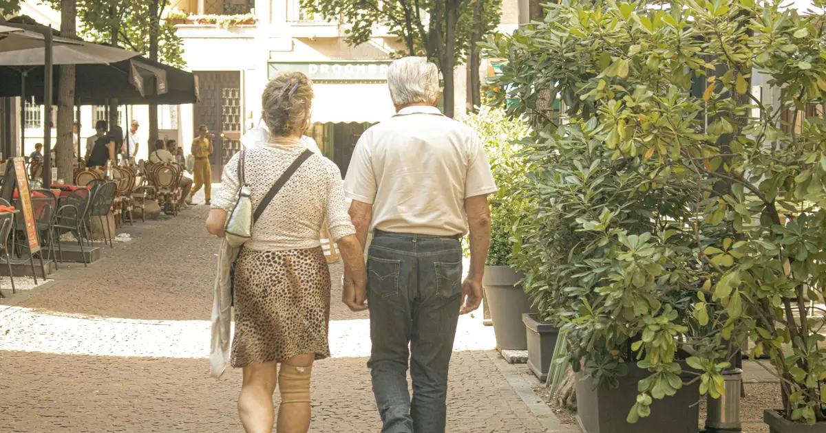 What do Sardinia's Blue Zone elders do differently that helps them age so well physically and mentally?