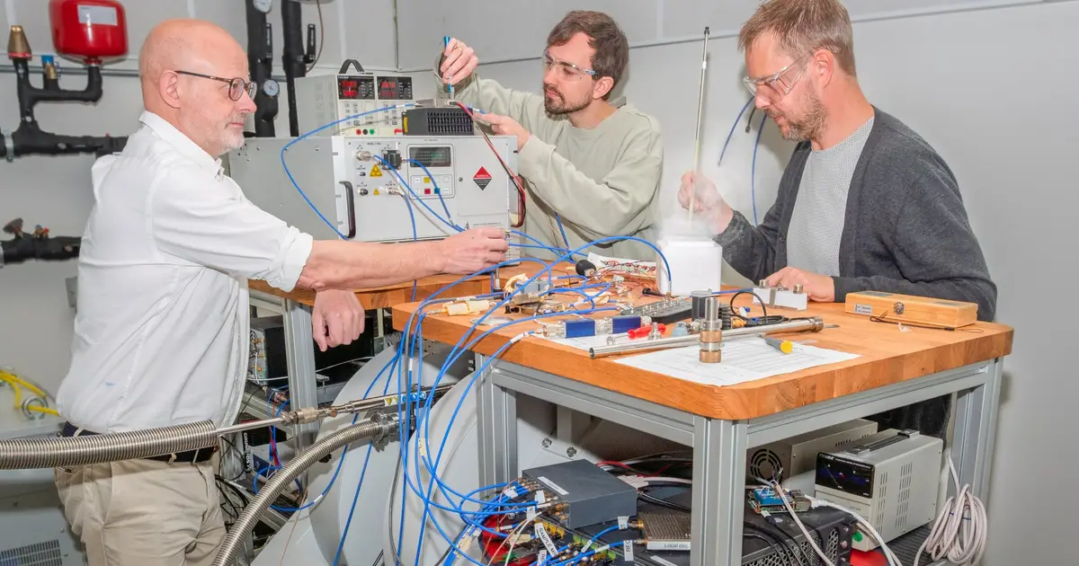 When simulations fall short, this spectrometer learns for itself