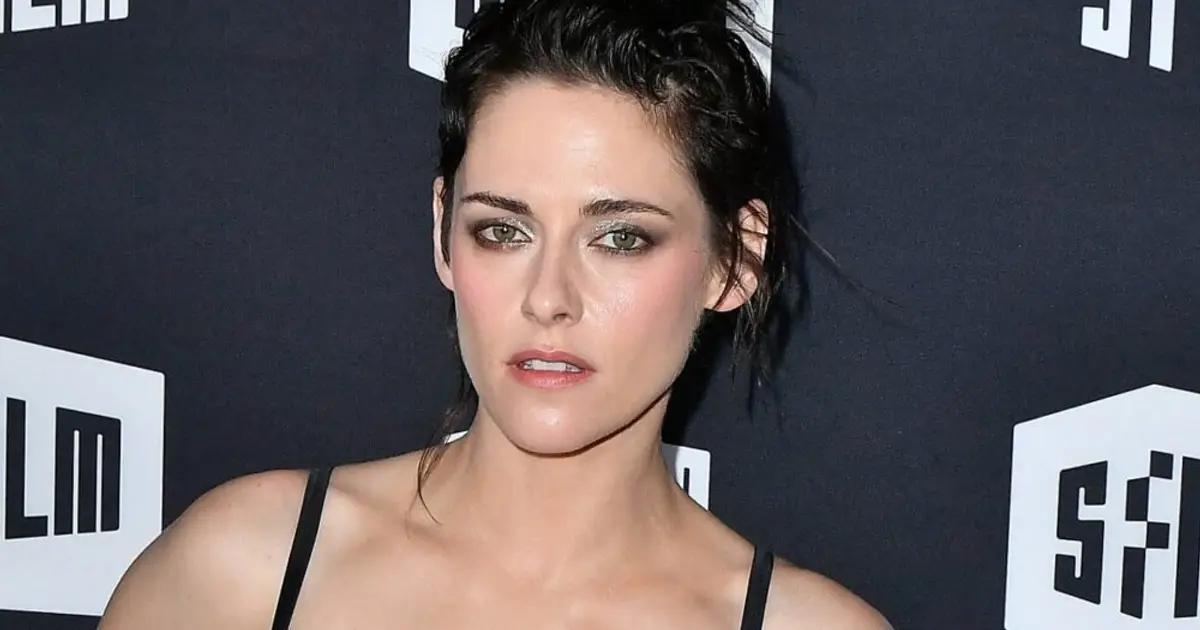 Kristen Stewart Reveals Why She Came Out as Queer in Her 2017  SNL  Monologue – Star Magazine | Celebrity News , Exclusives , Photos and Videos