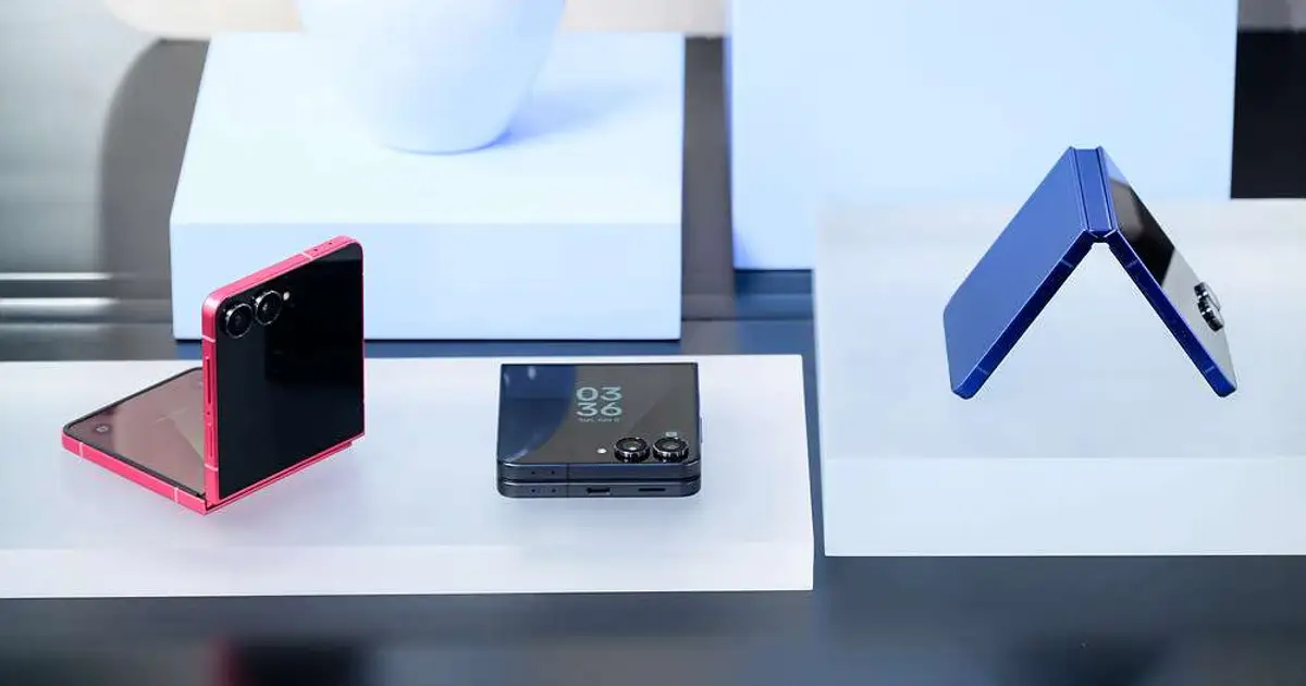 Apple Eyes a Second Foldable iPhone : Clamshell - style Foldable Model