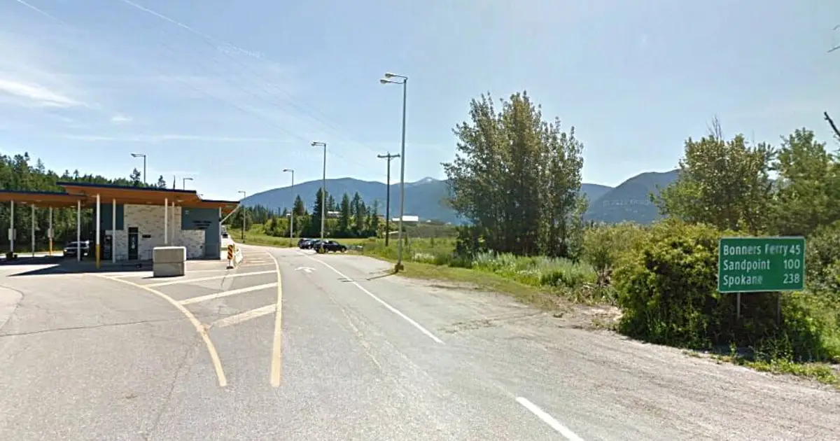 Idaho border town flying Canadian flag is missing its B . C . neighbours