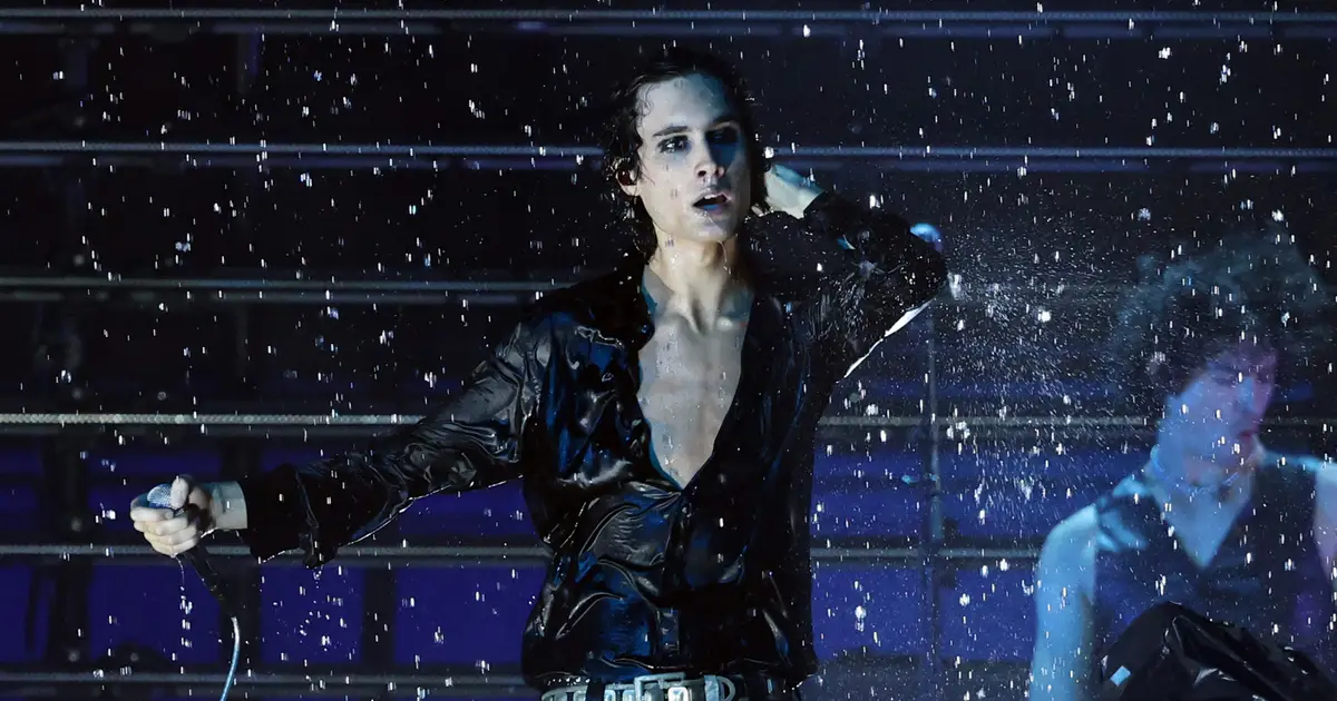Sombr Makes It Rain at the American Music Awards With Splashy Version of ‘Homewrecker’