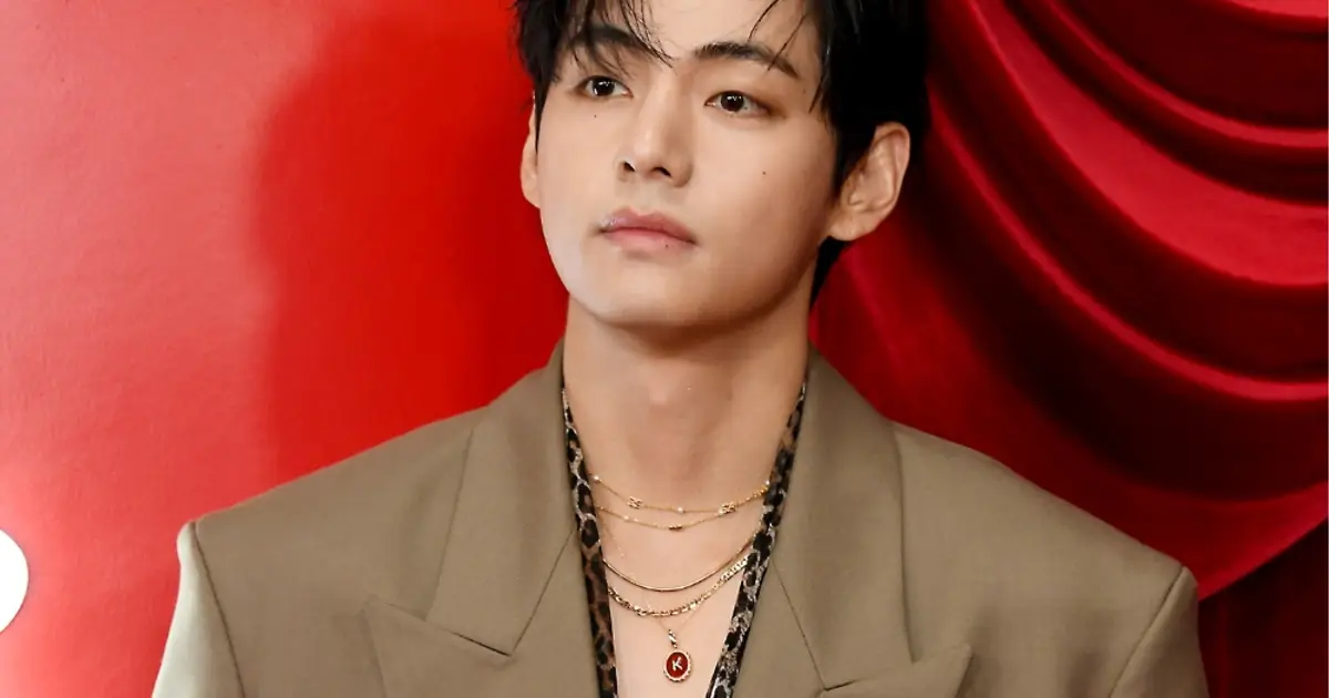 BTS’ V Reveals Right-Ear Hearing Loss Amid World Tour