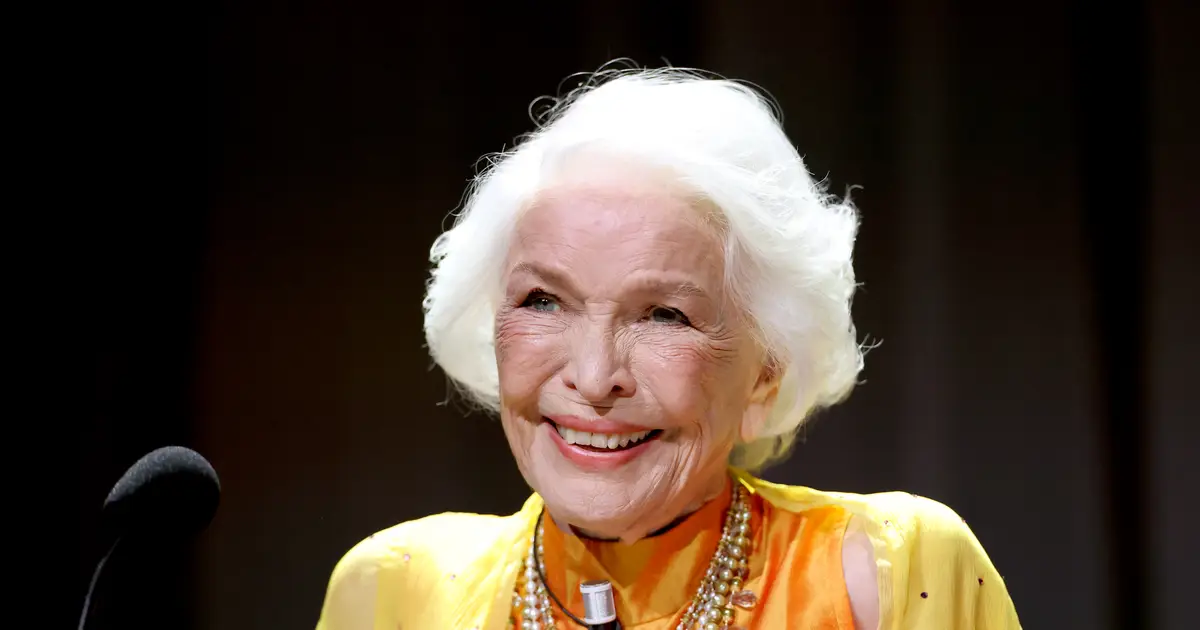Ellen Burstyn Cries as She Gets Venice Golden Lion for Lifetime Achievement: ‘It’s One Thing to Win an Oscar, Tony or Emmy — All of Which I’ve Won. But This Is…