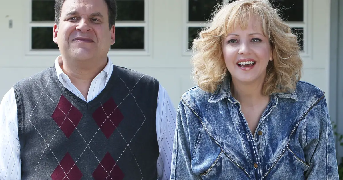 Jeff Garlin Says ‘Undiagnosed Bipolar’ Made Him ‘Mean’ on ‘The Goldbergs’ Set; Wendi McLendon-Covey Responds: ‘I Remember Things Differently’