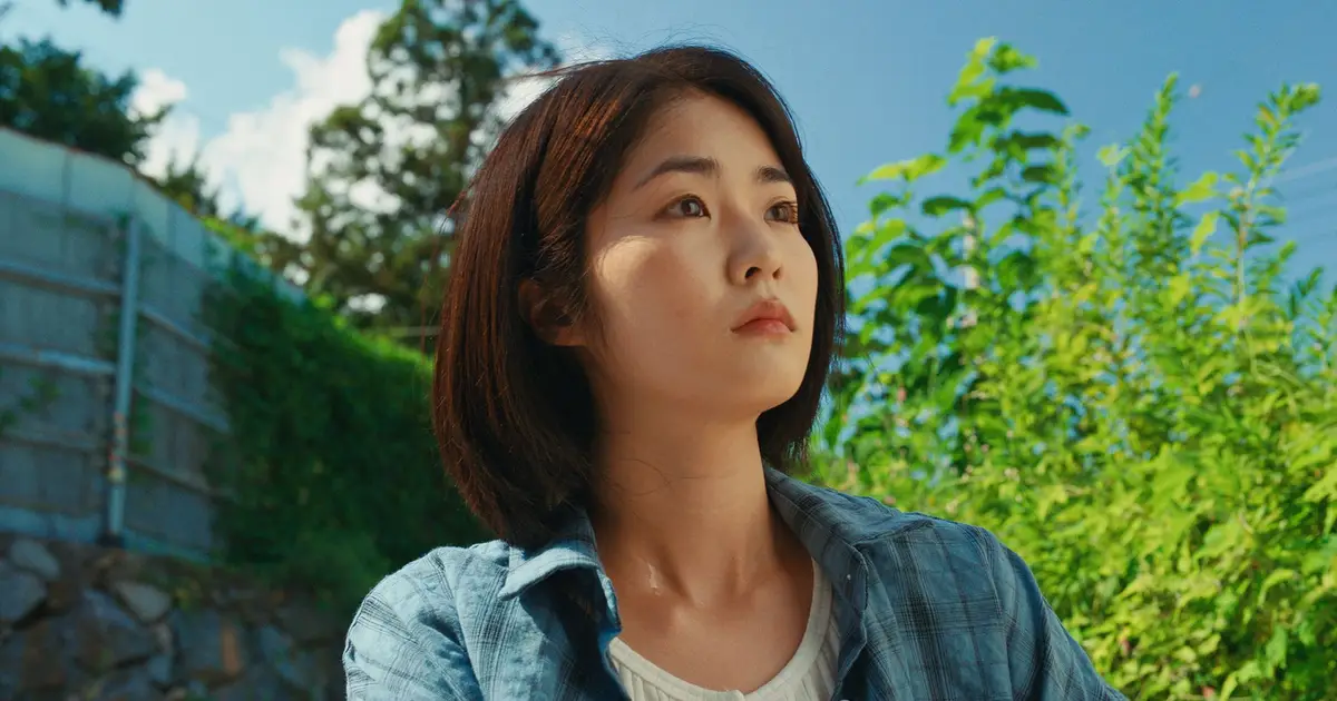 ‘Beach Fictions’ Review: Utterly Beguiling, Time-Tweaking Korean Romance Shows What a Day a Difference Makes