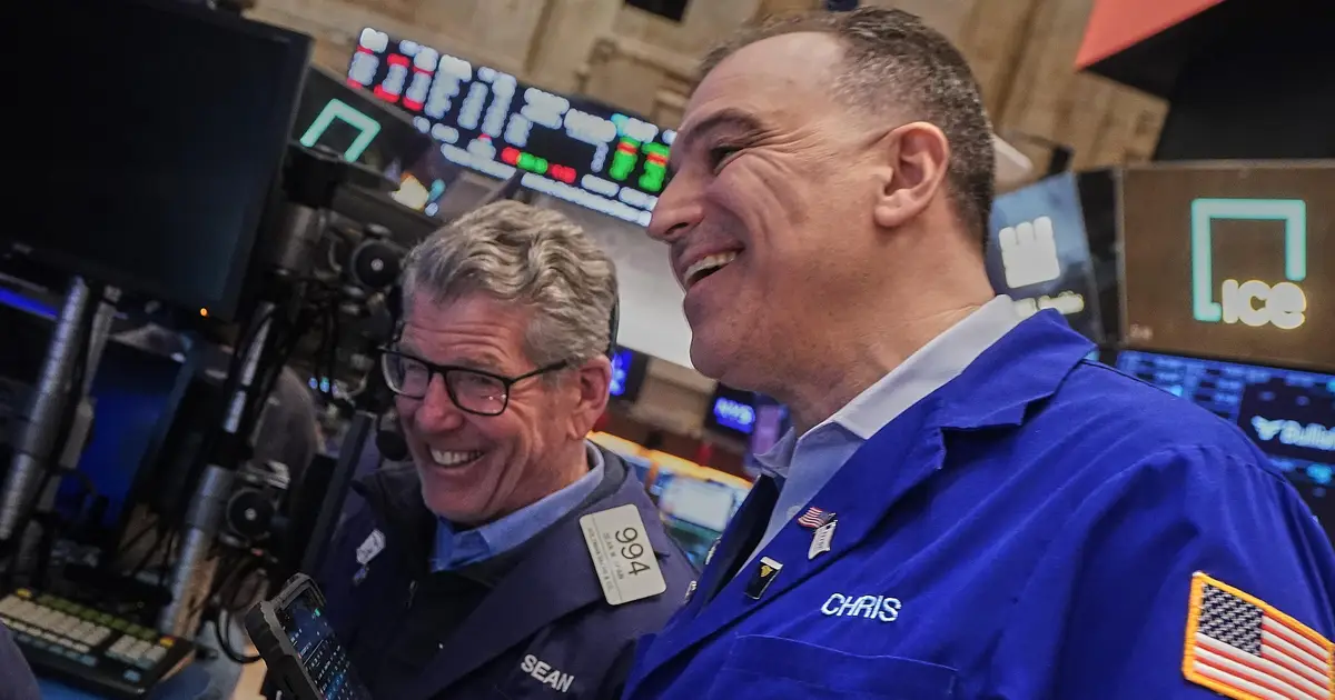 Wall Street drifts as gold rises back above $5 , 000
