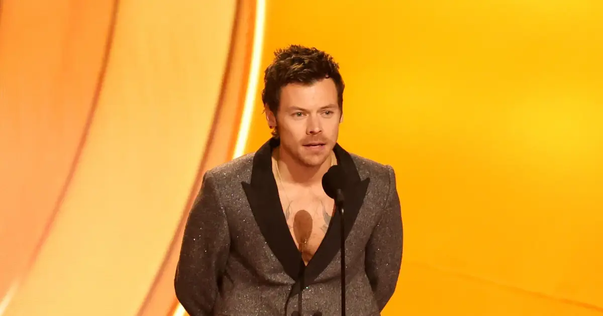 Harry Style  Aperture  Debuts at No . 1 on Streaming Songs Chart