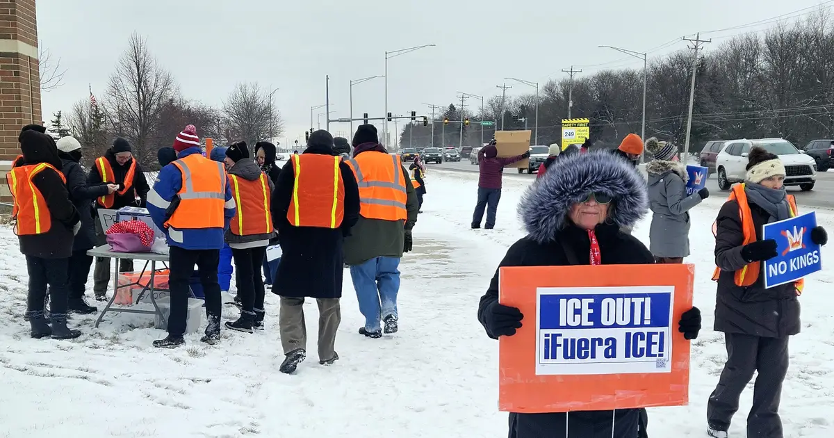 Estimated 2 , 000 people attend anti - ICE rally in South Elgin