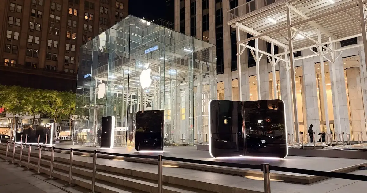 The iPhone Duo Is Selling Out Within Minutes of Apple Stores’ Doors Opening