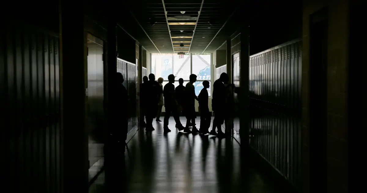 What happens if immigration agents come to Hampton Roads schools ?