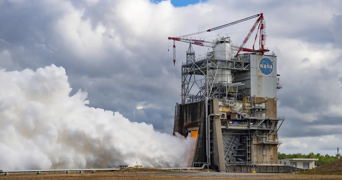NASA Conducts Hot Fire of RS - 25 Engine