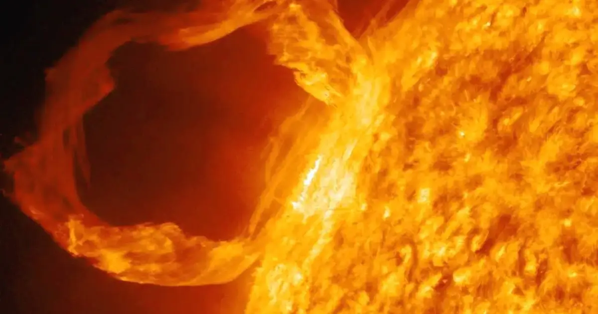 Tiny ‘solar flares’ recreated in the lab may explain corona mystery