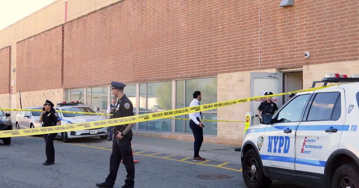 Woman , 20 , shot in throat by boyfriend outside Staten Island Target
