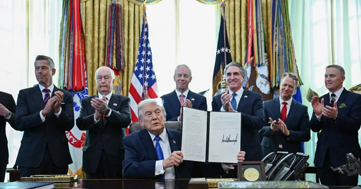 Trump signs order launching Freedom250 grand prix in Washington , D . C .