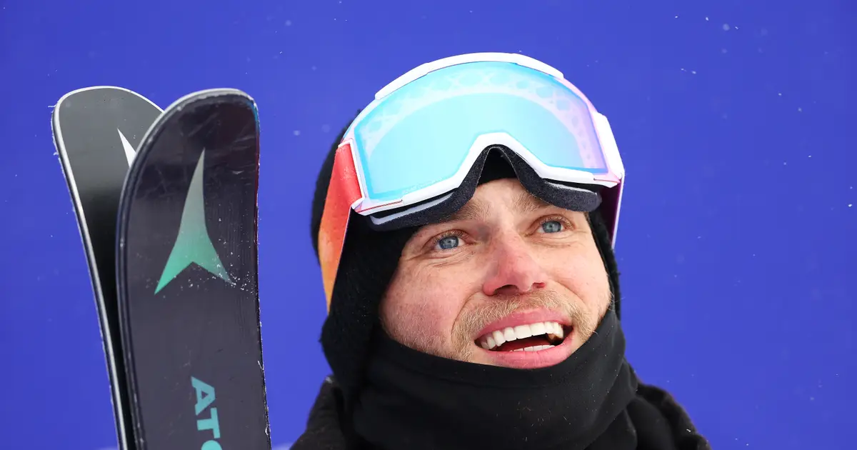 Olympian Gus Kenworthy Urinates Message for ICE Into Snow