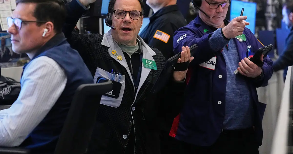 US stocks rise as gold hits record and the dollar value sinks again