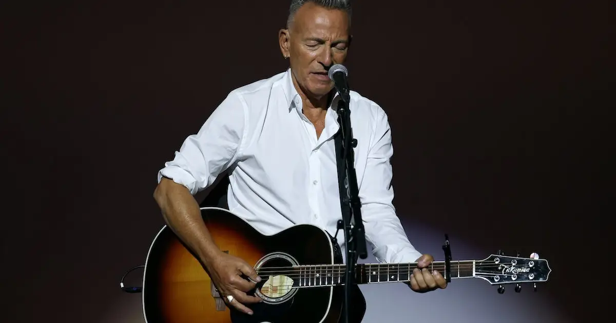 Bruce Springsteen Performs Streets of Minneapolis for the First Time in Real Protest