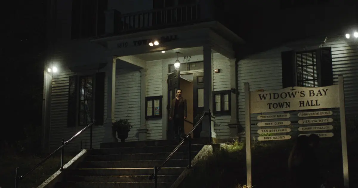 How ‘Widow’s Bay’ Walked a Comedy-Horror Tightrope to Become the Year’s Creepy, Kooky Breakout Hit