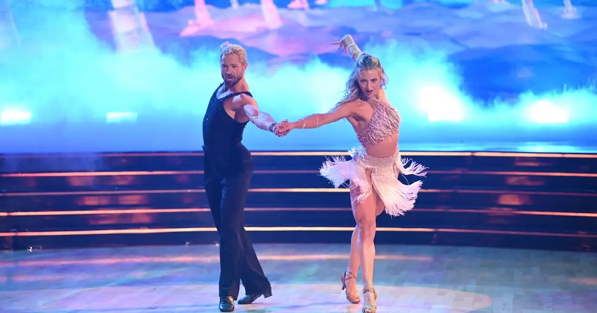 ‘DWTS’ Premiere Night 2: Maura Higgins Stuns Judges With ‘Traitors’-Inspired Foxtrot
